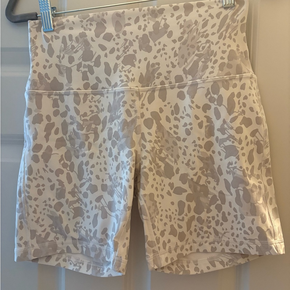 lululemon athletica Align 6 inch short Cheetah antique white